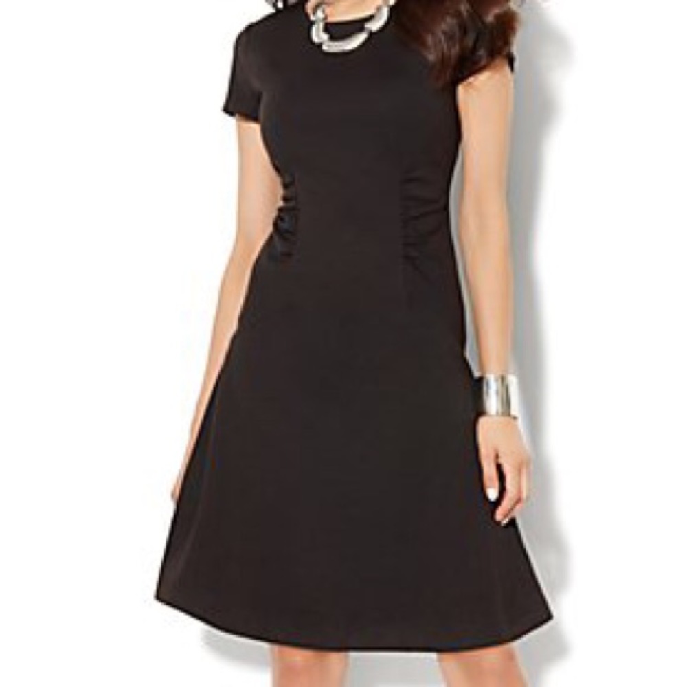 Black slimming short-sleeve dress